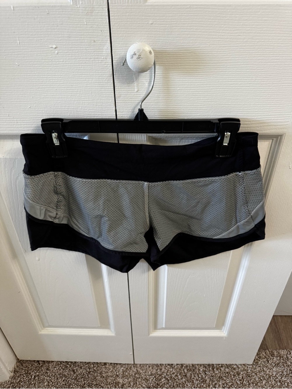 Lululemon Size 6 Women’s Reflective Run Shorts